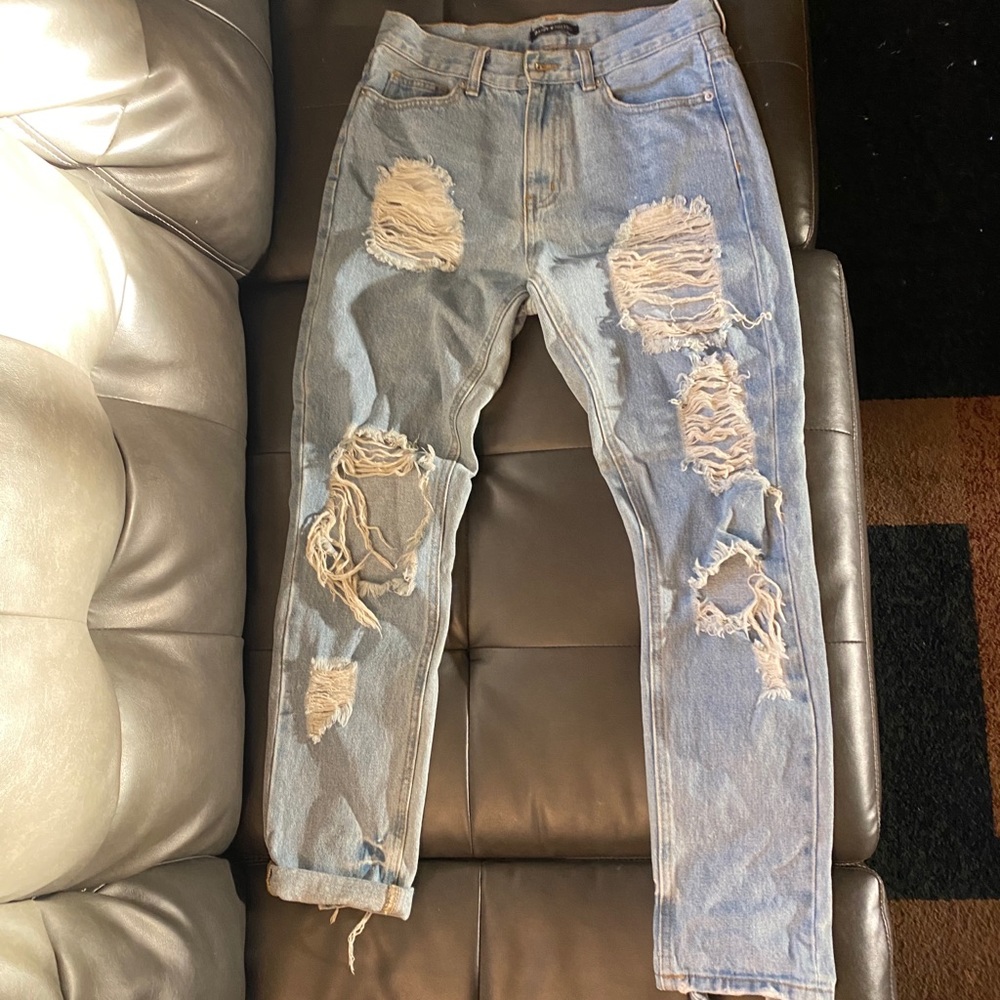 Loose fitting jeans, distressed jeans